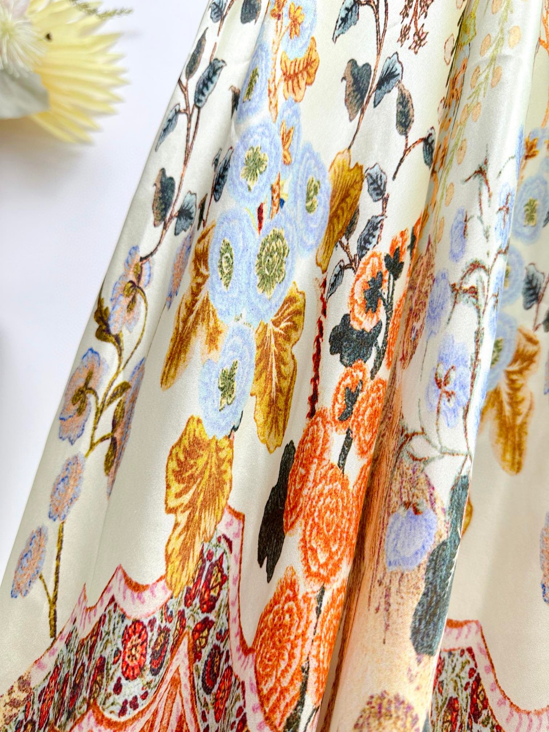 “Camilla: 100% Silk Dress with Unique Pattern and Crystal Hot Tips” - 图片 7