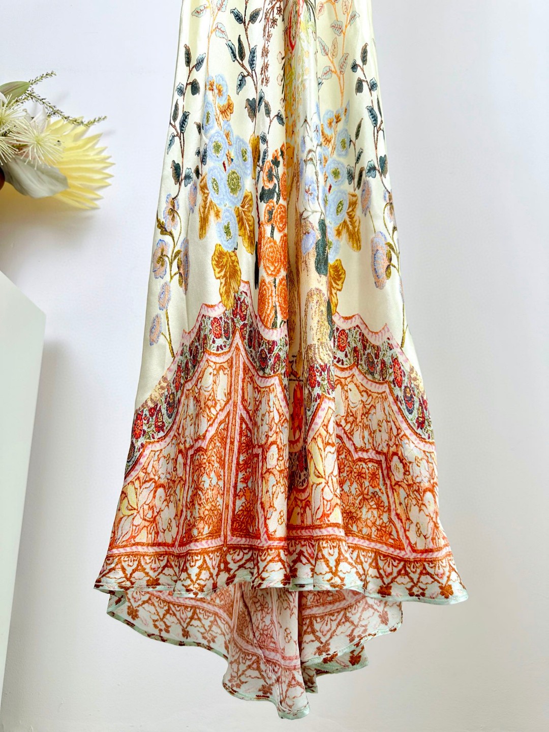 “Camilla: 100% Silk Dress with Unique Pattern and Crystal Hot Tips” - 图片 6