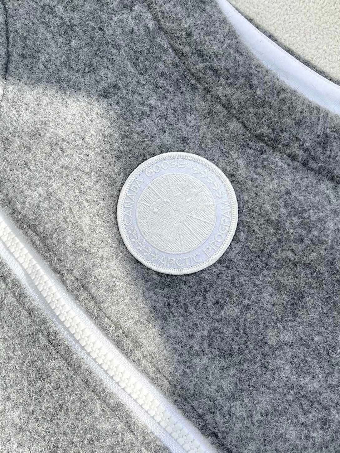 New One-Size-Fits-All Female Suit: Canada Goose Mersey Wool Vest in Dark Ash. - 图片 9