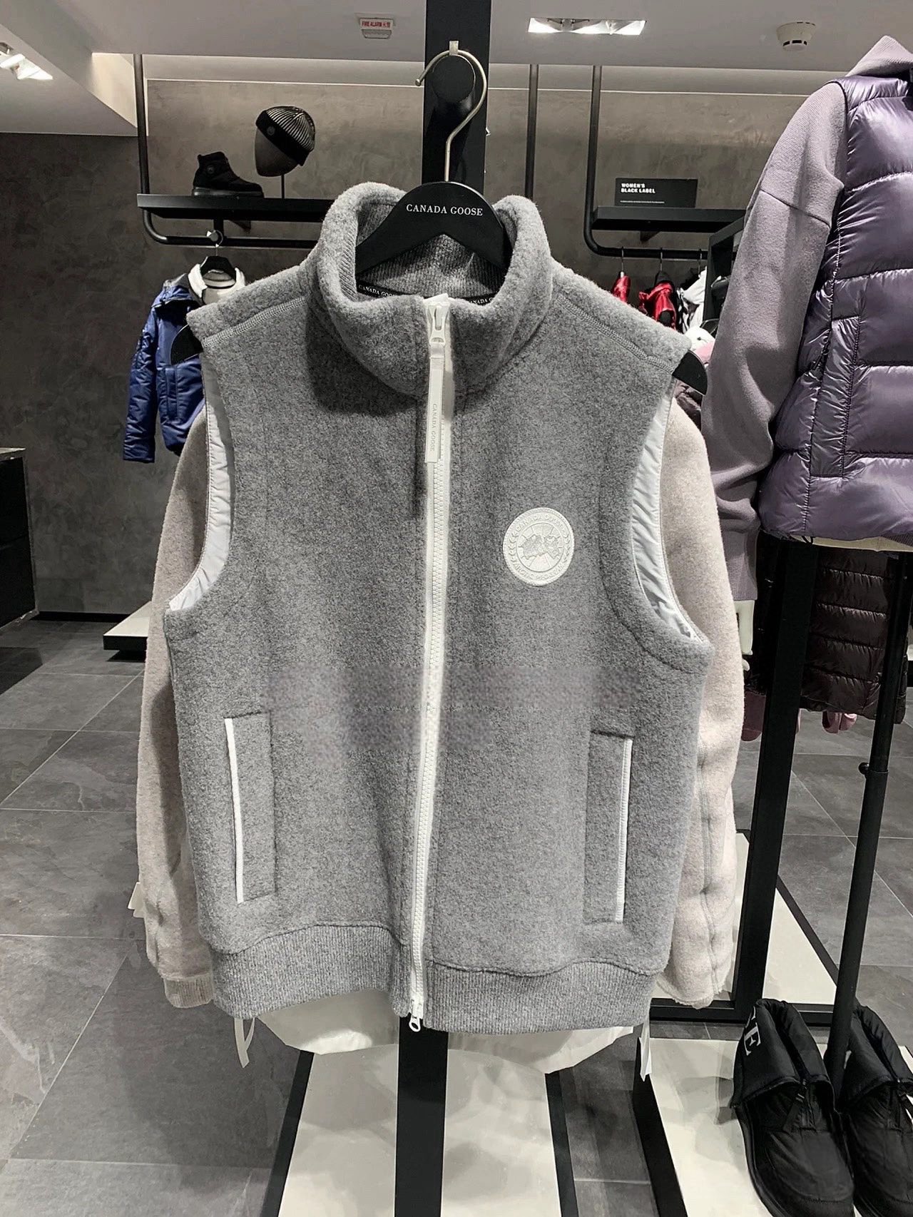 New One-Size-Fits-All Female Suit: Canada Goose Mersey Wool Vest in Dark Ash. - 图片 2