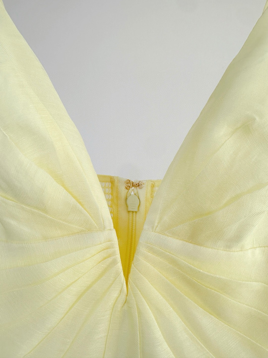 Hard-Core Female P1035 in Zimmermann’s Illuminate Series with Silkogan Fabric and V-Shaped Steel Rings. - 图片 6