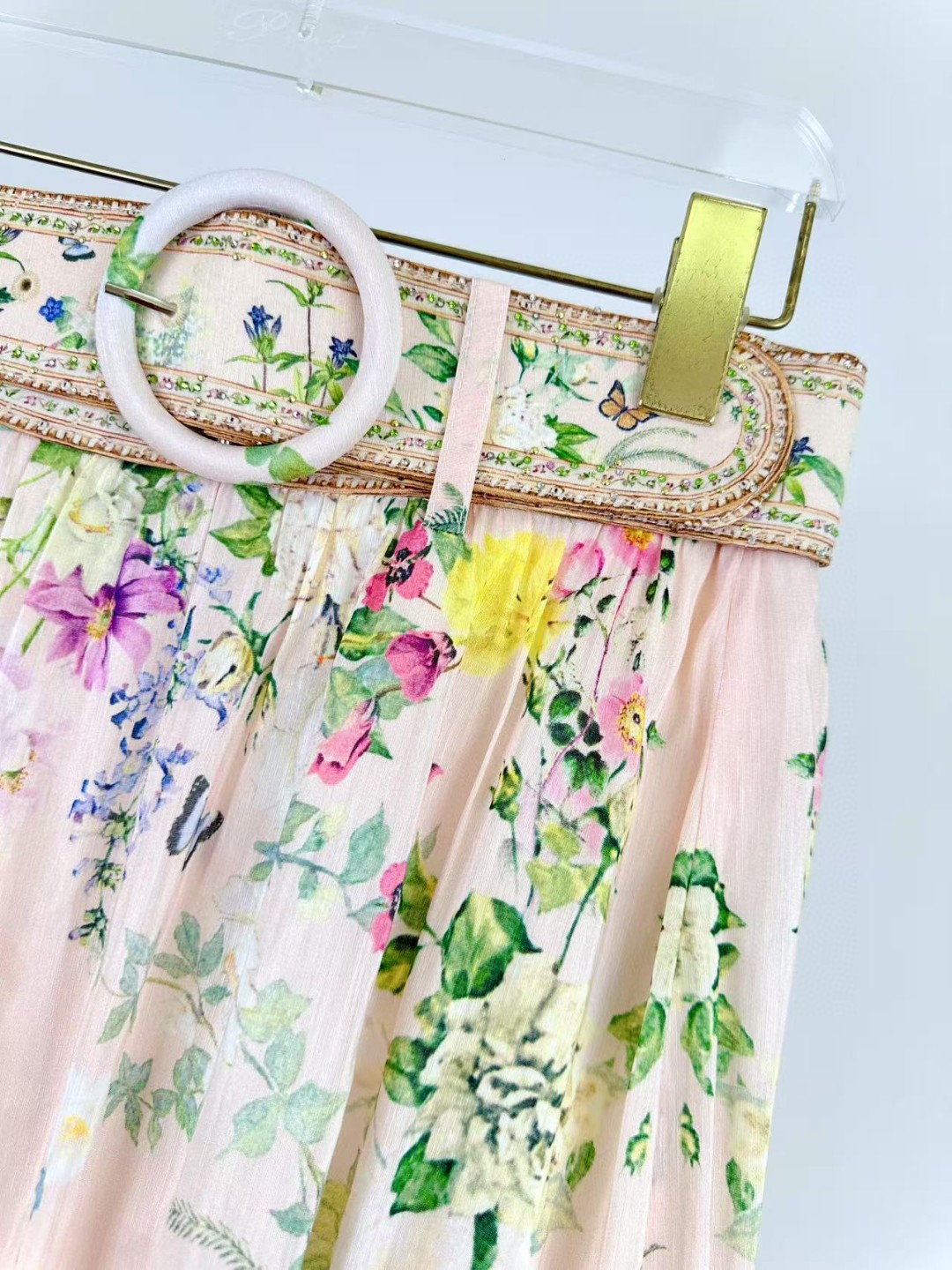 “Camilla: Stylish Silk Suit with Unique Design and Crystal Details” - 图片 9