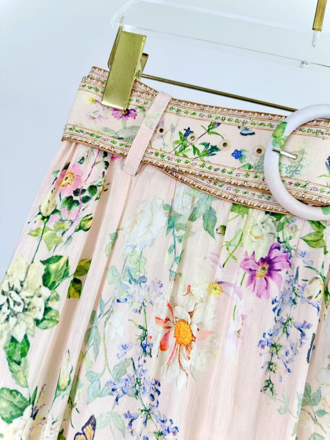 “Camilla: Stylish Silk Suit with Unique Design and Crystal Details” - 图片 8
