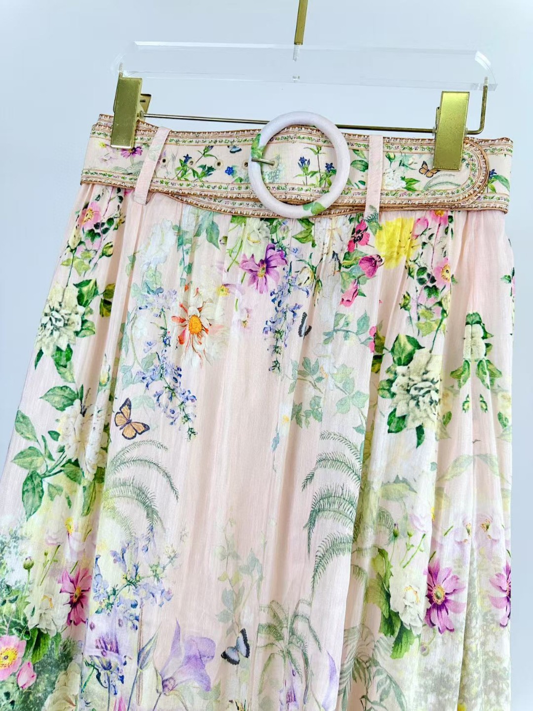 “Camilla: Stylish Silk Suit with Unique Design and Crystal Details” - 图片 7