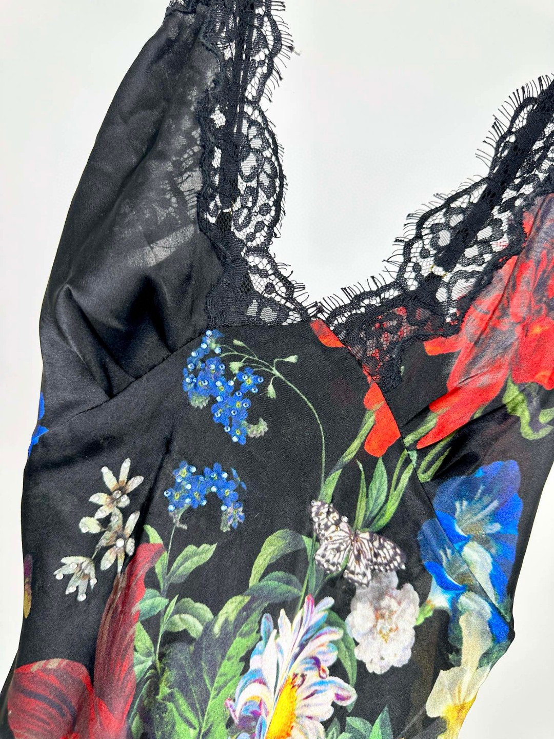 “Original Silk Camilla Dress: Sexy, Hand-Decorated with Crystal Details” - 图片 5