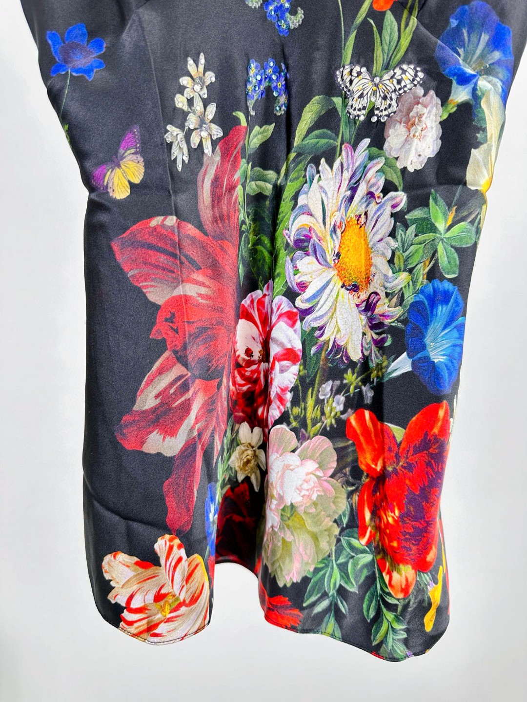 “Original Silk Camilla Dress: Sexy, Hand-Decorated with Crystal Details” - 图片 7