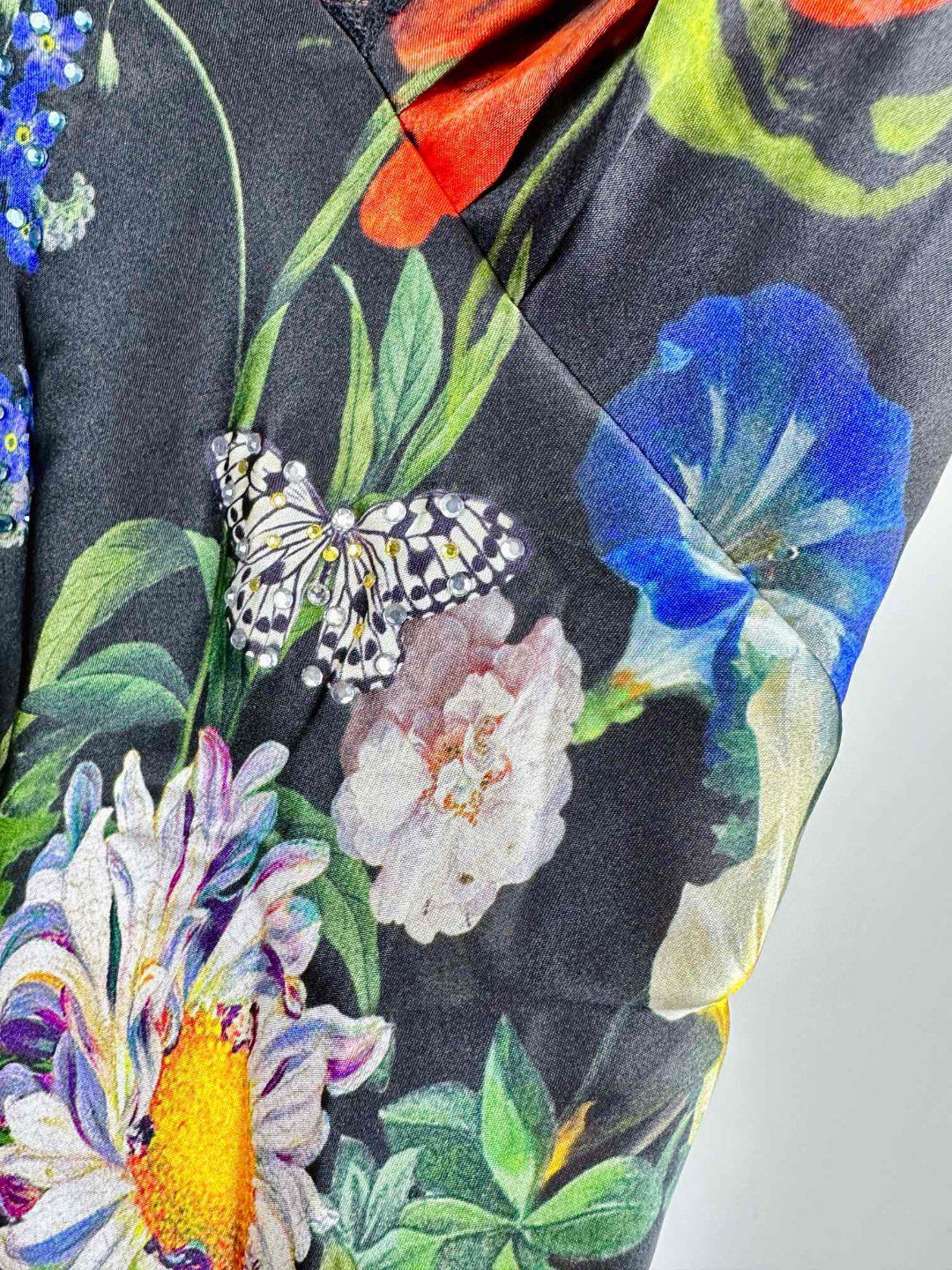 “Original Silk Camilla Dress: Sexy, Hand-Decorated with Crystal Details” - 图片 8