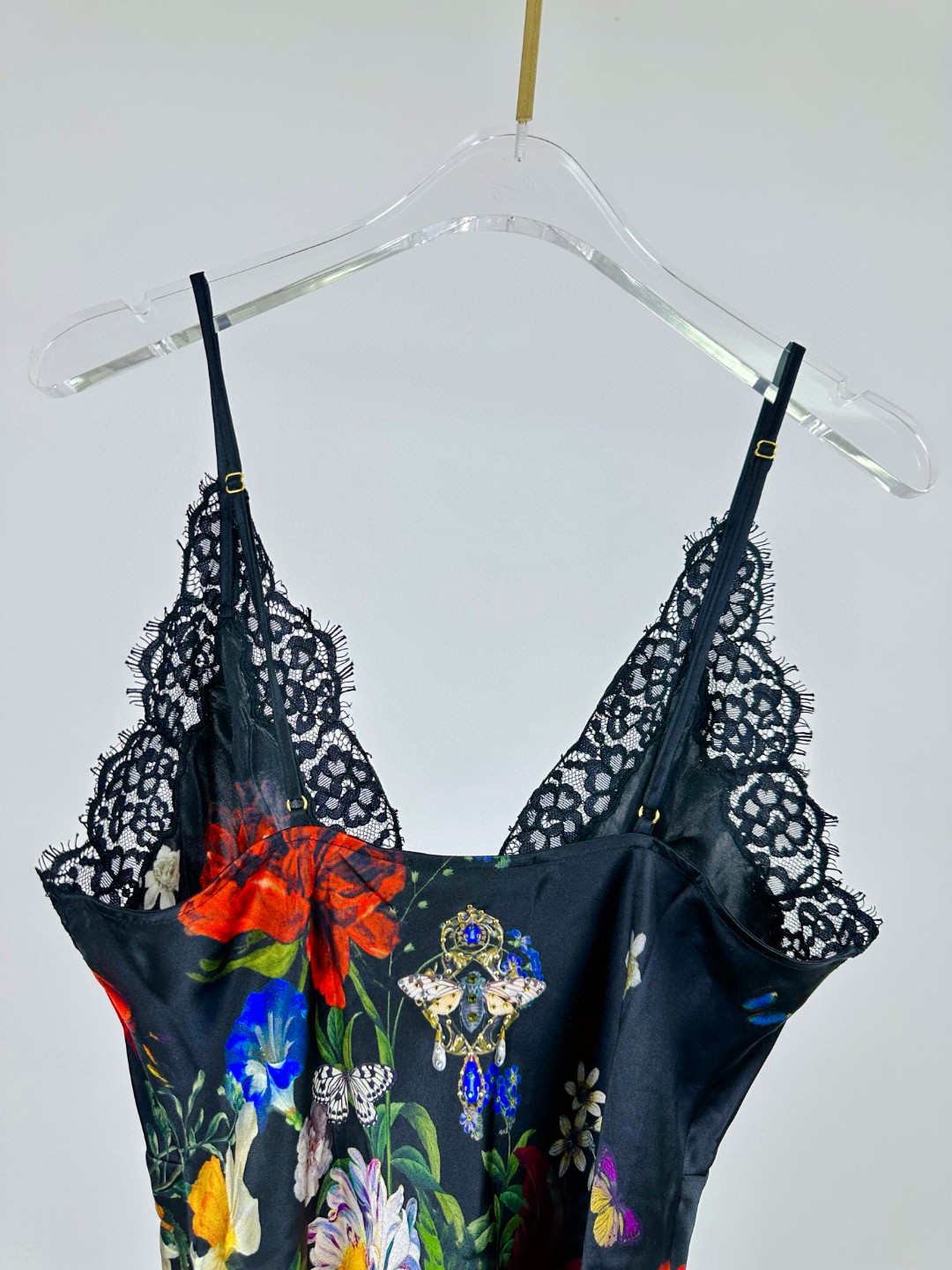 “Original Silk Camilla Dress: Sexy, Hand-Decorated with Crystal Details” - 图片 9