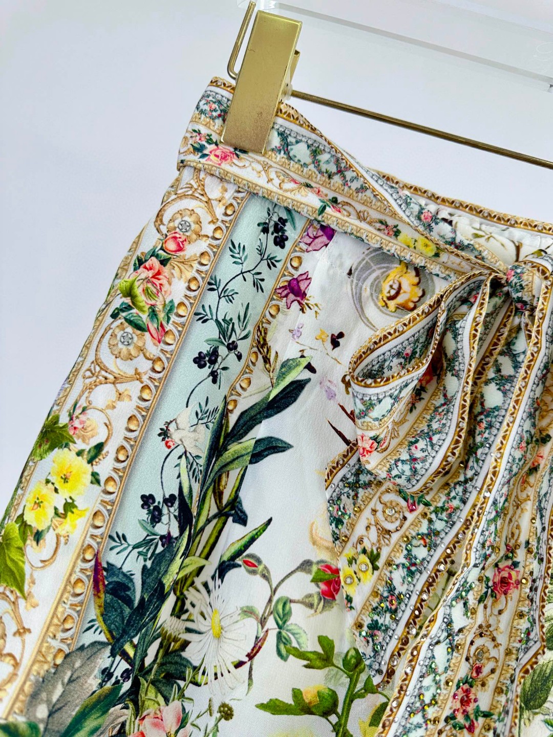 “Camilla: Silk Suit with Unique Design and Crystal Details for Spring and Summer” - 图片 5