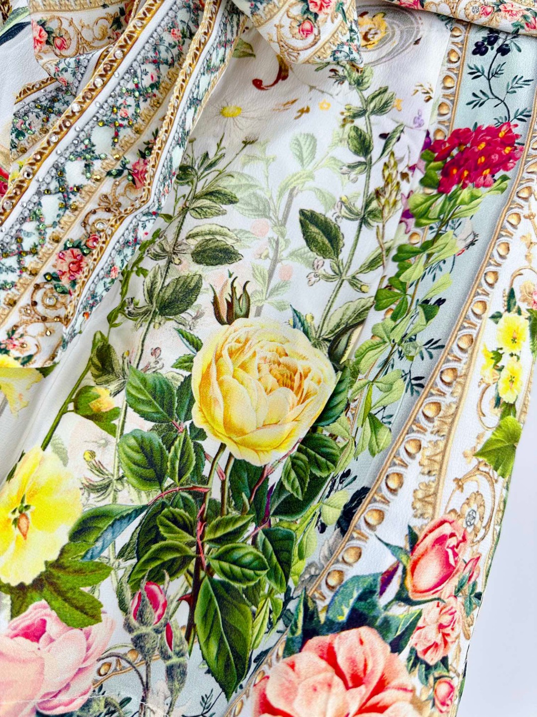 “Camilla: Silk Suit with Unique Design and Crystal Details for Spring and Summer” - 图片 8