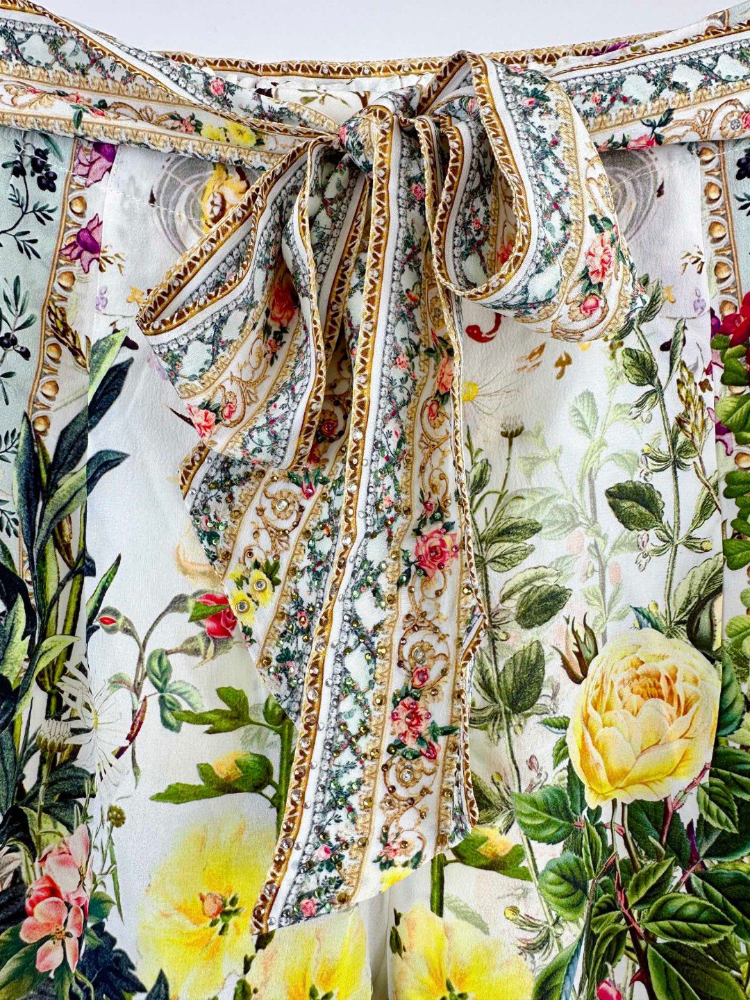 “Camilla: Silk Suit with Unique Design and Crystal Details for Spring and Summer” - 图片 4