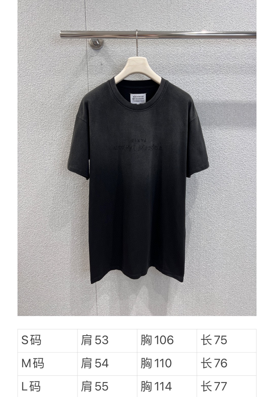 “MM6 Spring/Summer 25Ss Collection Features Durable Female T-shirts with Unique Logo” - 图片 9