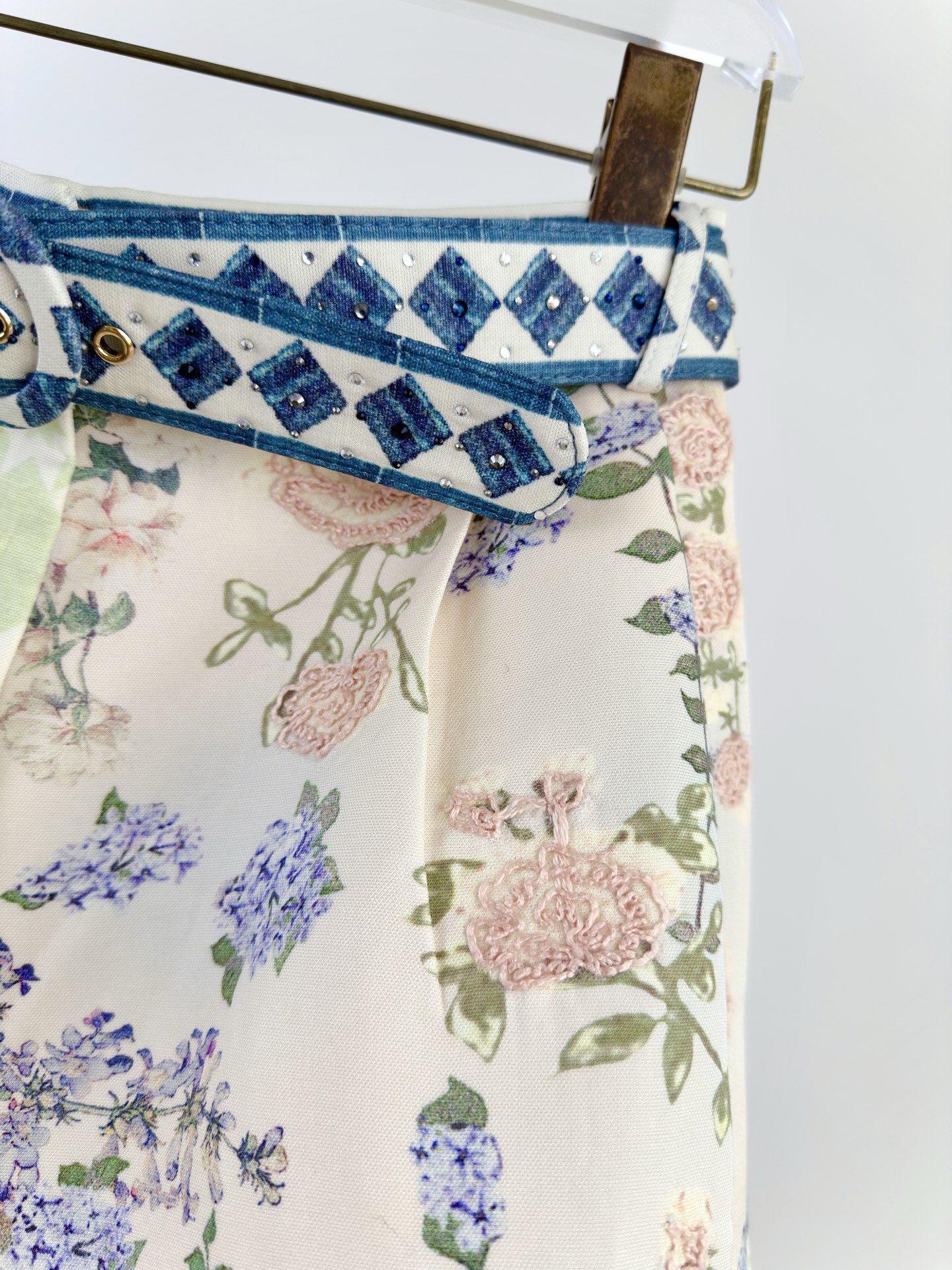 “Camilla: Unique Patterned Suit with Embroidery and Crystal Details” - 图片 7