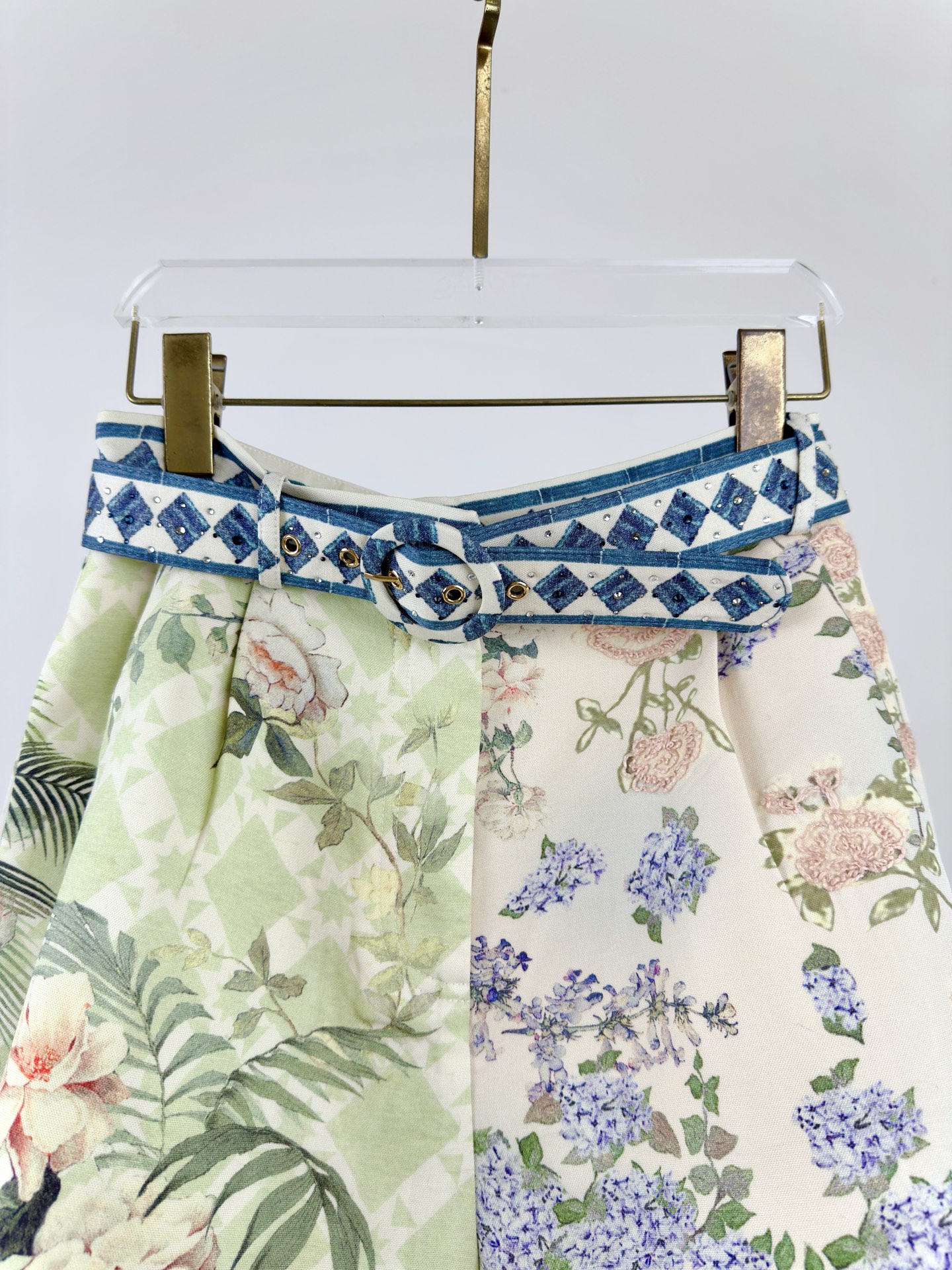 “Camilla: Unique Patterned Suit with Embroidery and Crystal Details” - 图片 5