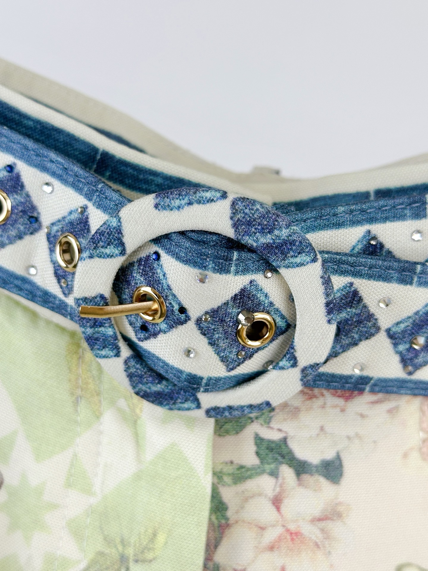 “Camilla: Unique Patterned Suit with Embroidery and Crystal Details” - 图片 8