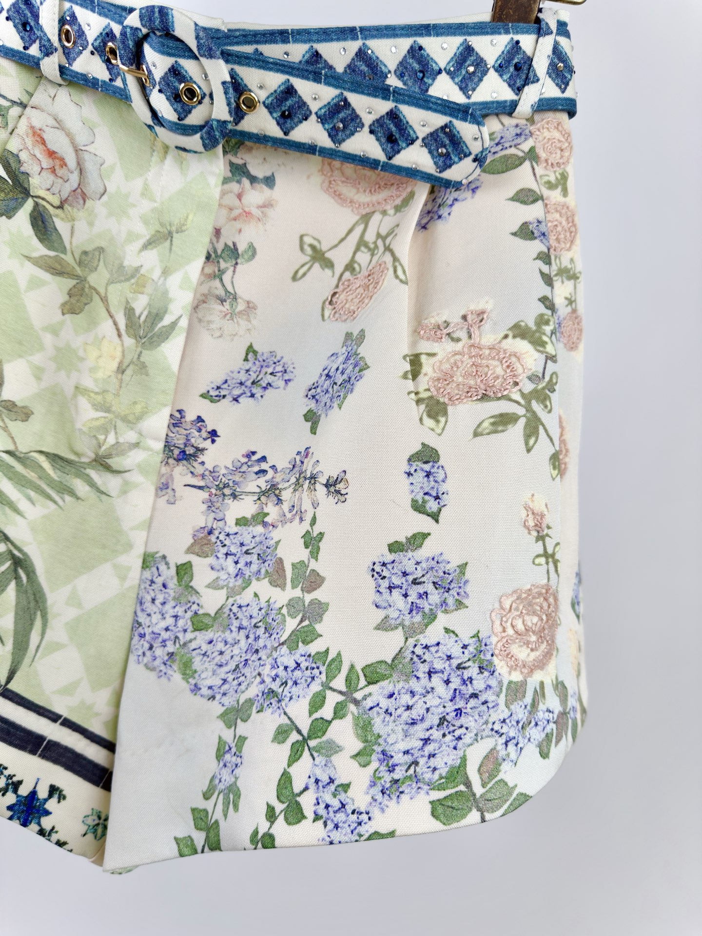 “Camilla: Unique Patterned Suit with Embroidery and Crystal Details” - 图片 9