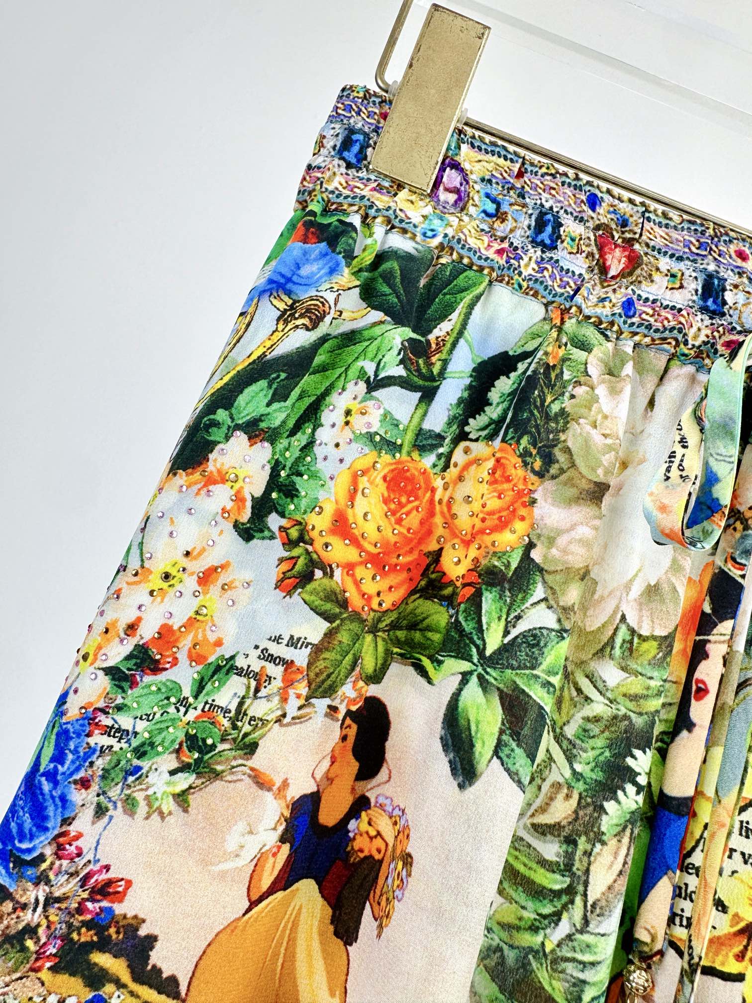 Title: “P984 Camilla Silk Jumpsuit with Crystal Details for Spring and Summer” Summary: P984 Camilla jumpsuit in 100% silk, featuring a unique snow white pattern, - 图片 5