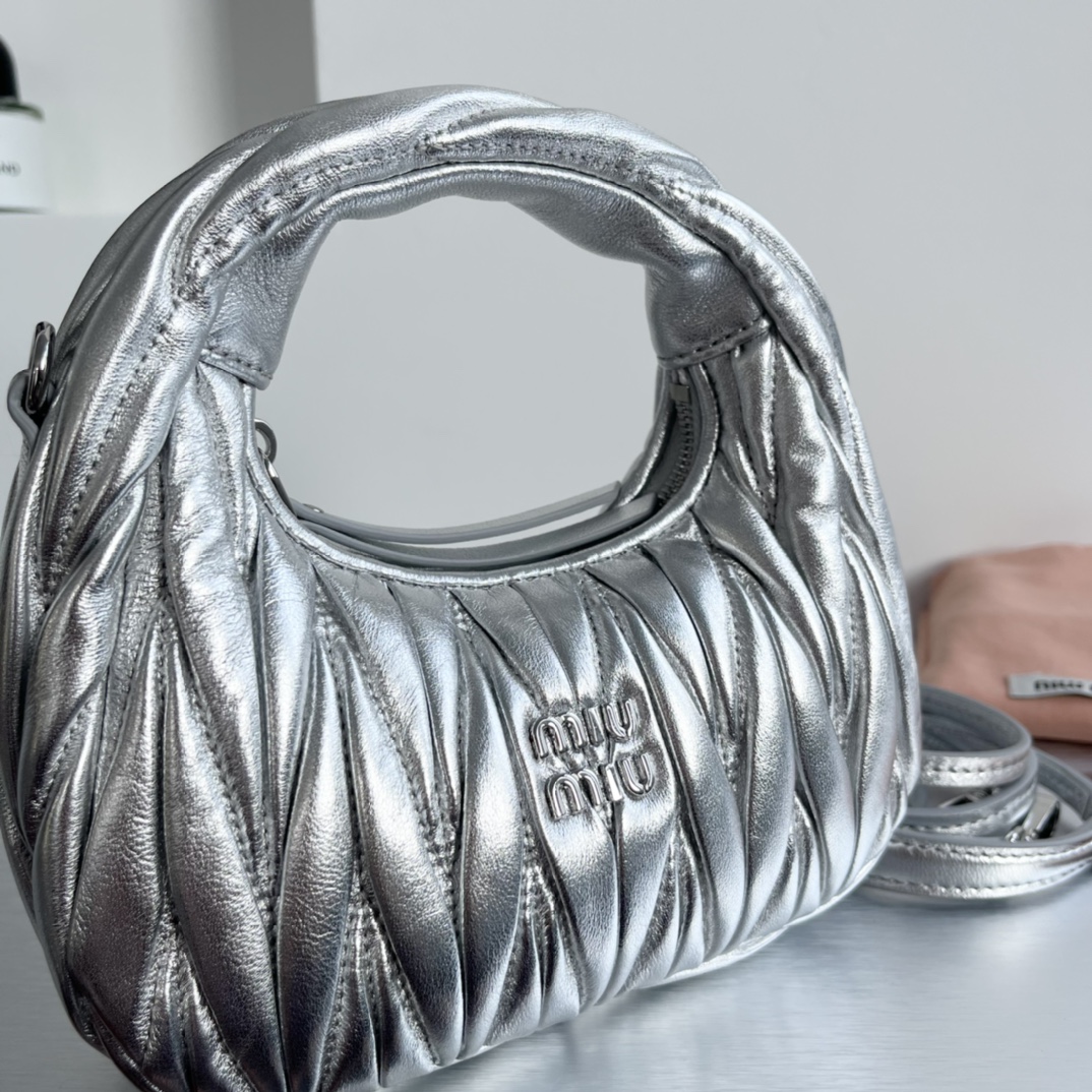 Miu Miu MiuMiu wander hobo pleated bag, the same style as Zhang Yuanying, is a daily style worn by major bloggers. The original lambskin leather