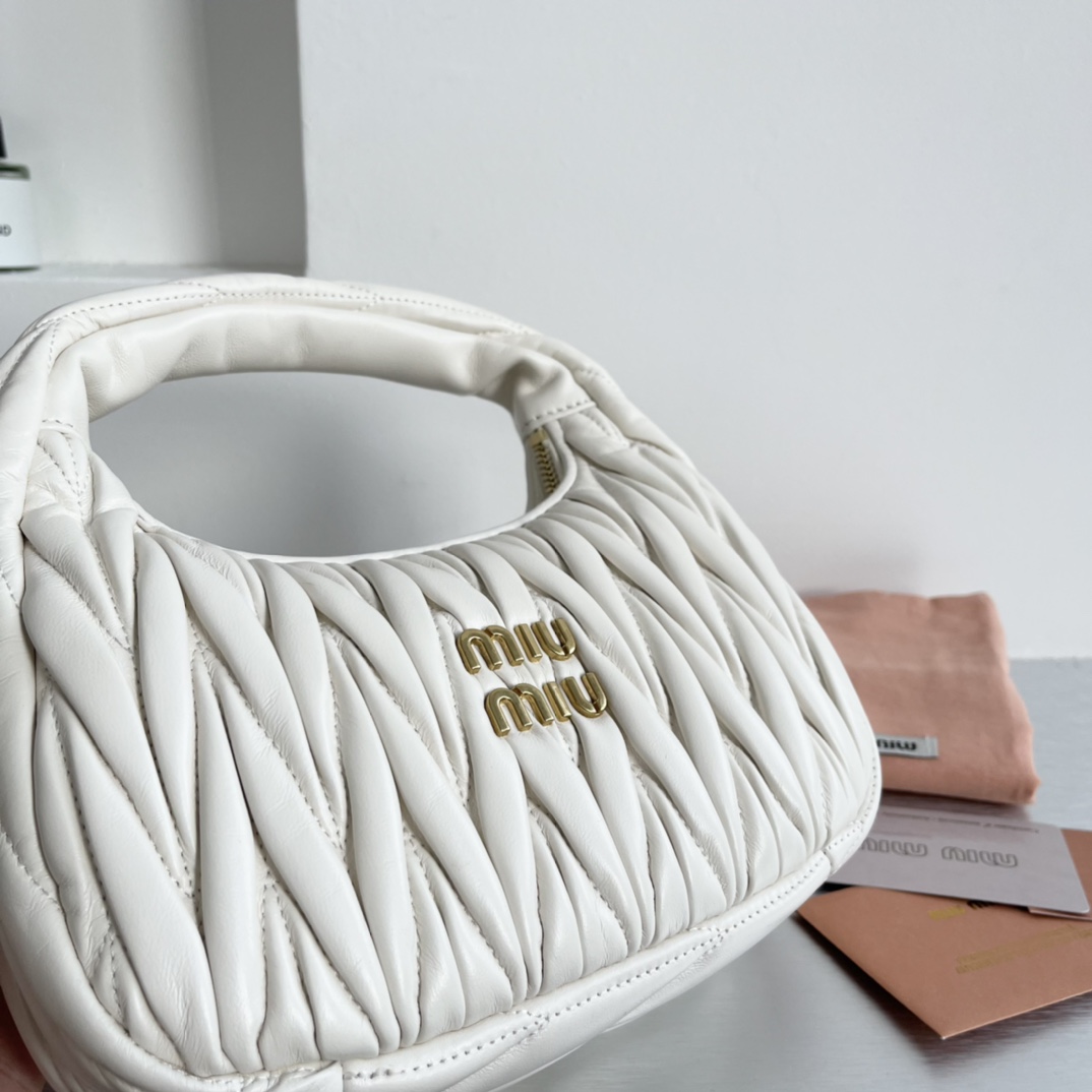 Miu Miu MiuMiu wander hobo pleated bag, the same style as Zhang Yuanying, is a daily style worn by major bloggers. The original lambskin leather