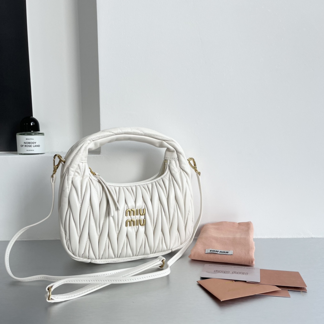 Miu Miu MiuMiu wander hobo pleated bag, the same style as Zhang Yuanying, is a daily style worn by major bloggers. The original lambskin leather