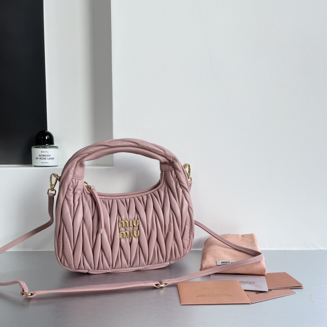 Miu Miu MiuMiu wander hobo pleated bag, the same style as Zhang Yuanying, is a daily style worn by major bloggers. The original lambskin leather