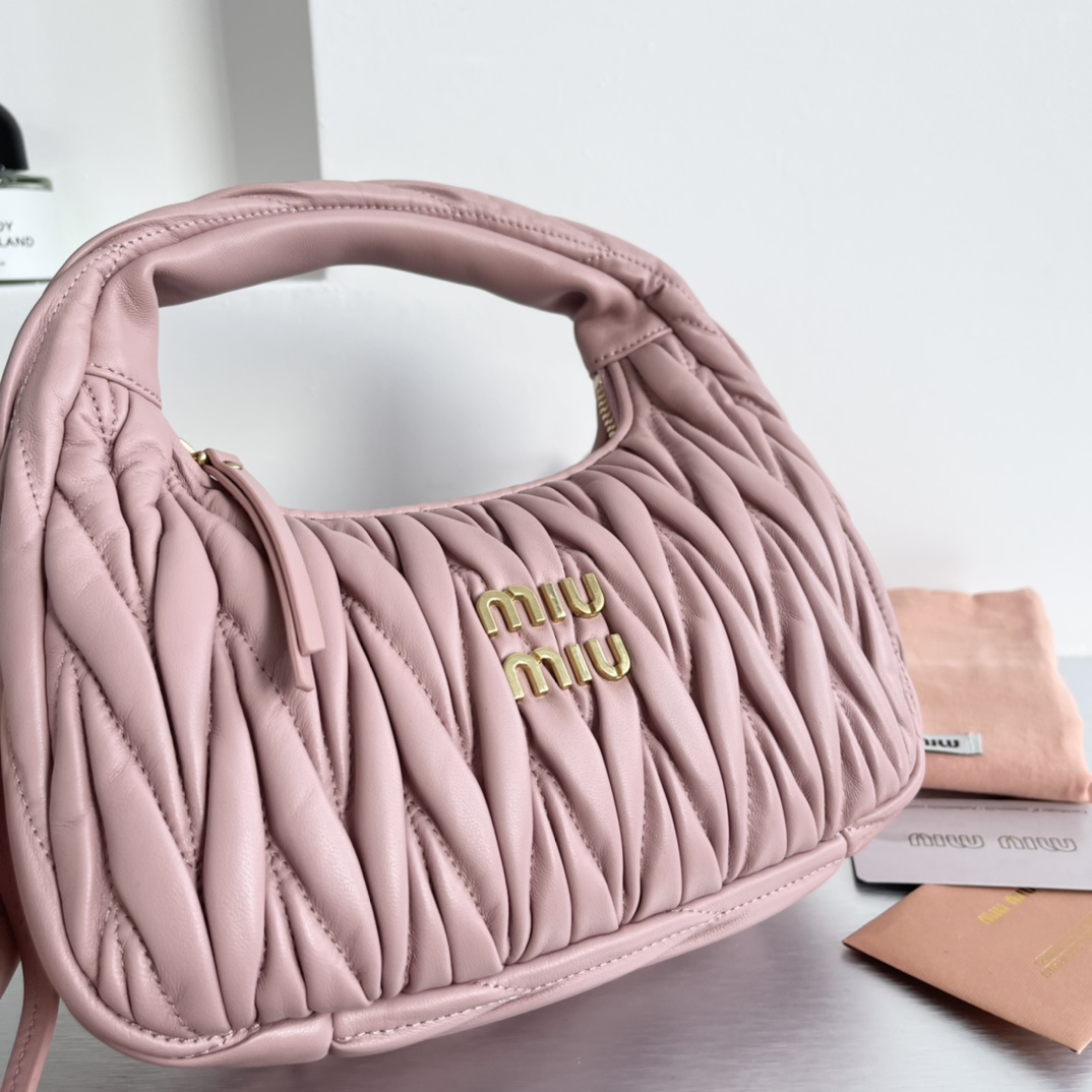Miu Miu MiuMiu wander hobo pleated bag, the same style as Zhang Yuanying, is a daily style worn by major bloggers. The original lambskin leather
