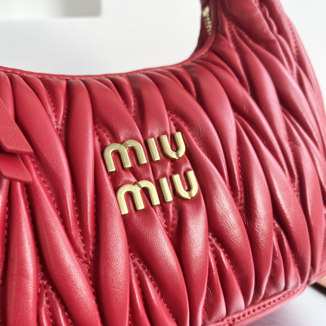 Miu Miu MiuMiu wander hobo pleated bag, the same style as Zhang Yuanying, is a daily style worn by major bloggers. The original lambskin leather