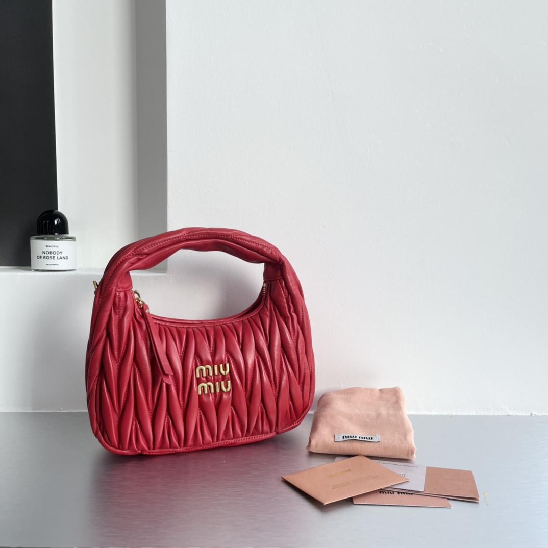 Miu Miu MiuMiu wander hobo pleated bag, the same style as Zhang Yuanying, is a daily style worn by major bloggers. The original lambskin leather