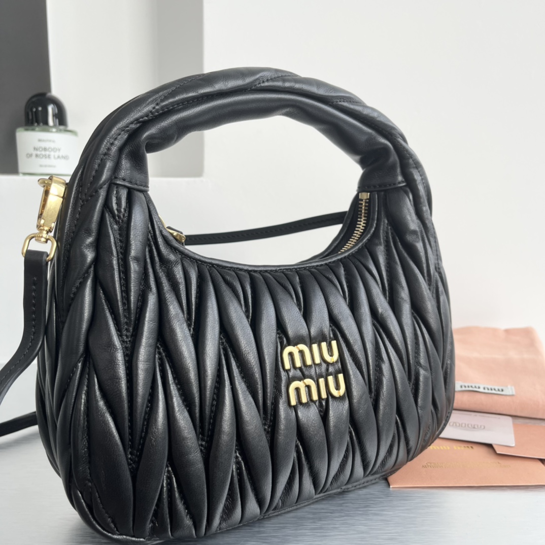 Miu Miu MiuMiu wander hobo pleated bag, the same style as Zhang Yuanying, is a daily style worn by major bloggers. The original lambskin leather