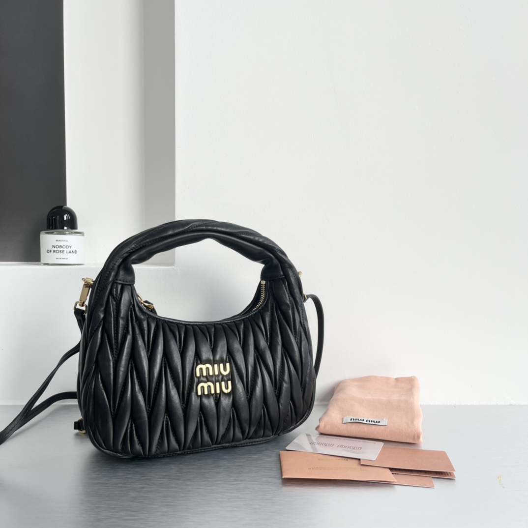 Miu Miu MiuMiu wander hobo pleated bag, the same style as Zhang Yuanying, is a daily style worn by major bloggers. The original lambskin leather