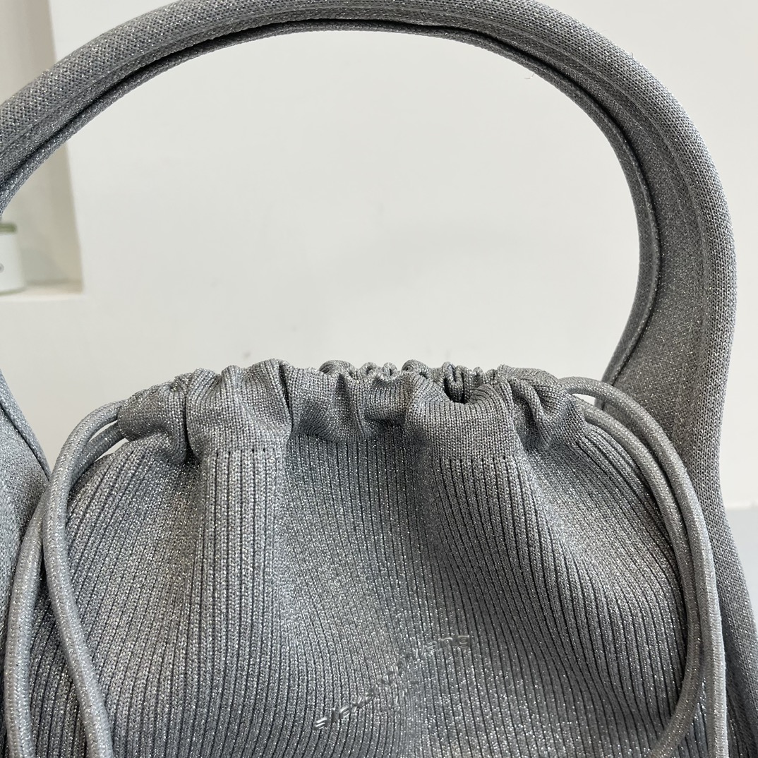 “Alexander Wang Ryan Handbag: Metal-Sinting Silver Beauty with Custom Knitting Design” - 图片 5