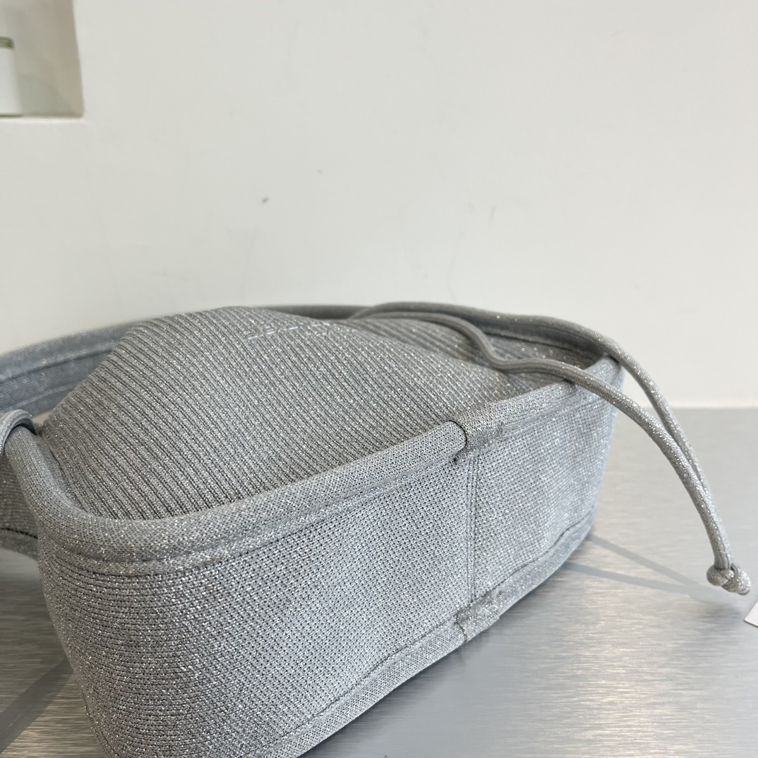 “Alexander Wang Ryan Handbag: Metal-Sinting Silver Beauty with Custom Knitting Design” - 图片 7