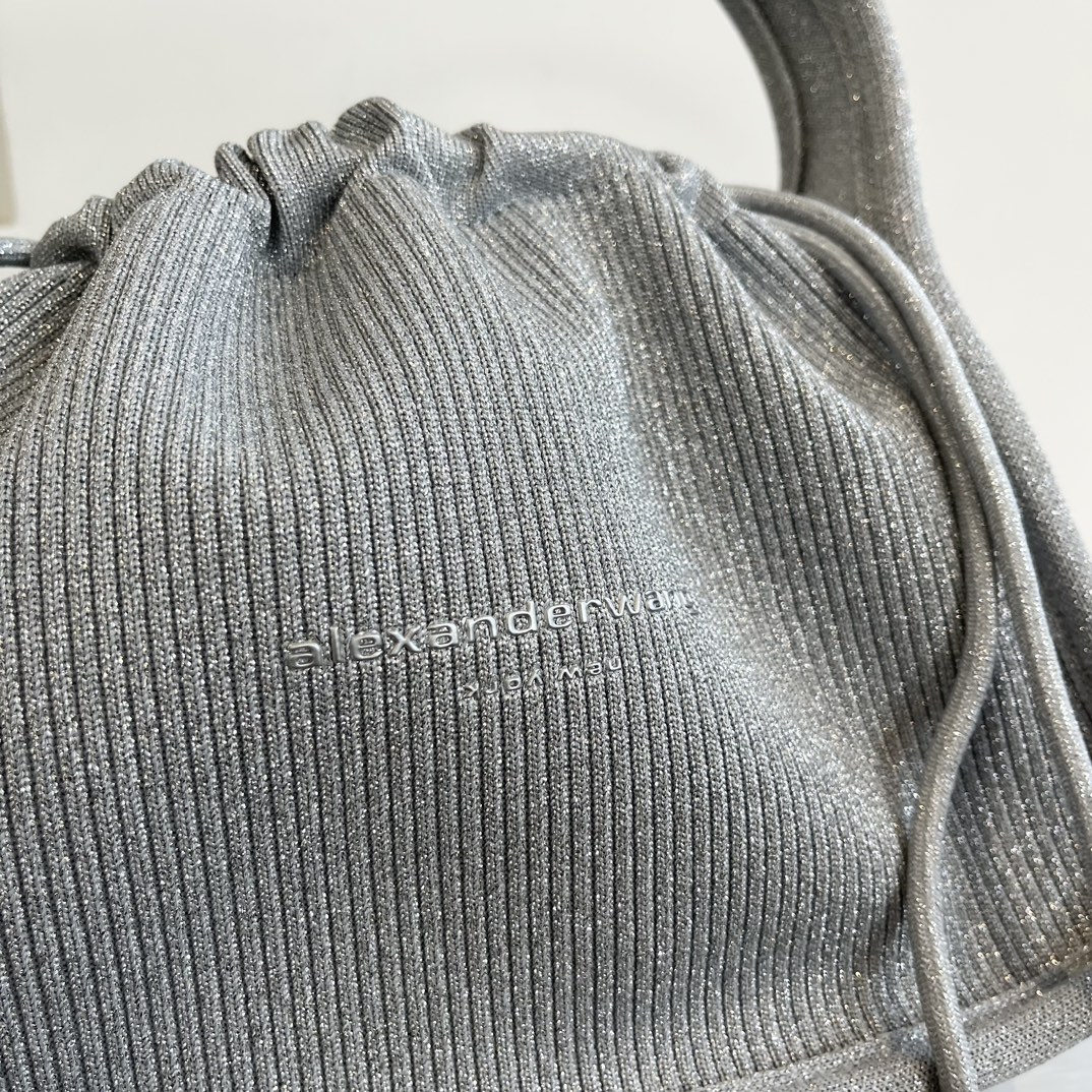 “Alexander Wang Ryan Handbag: Metal-Sinting Silver Beauty with Custom Knitting Design” - 图片 6