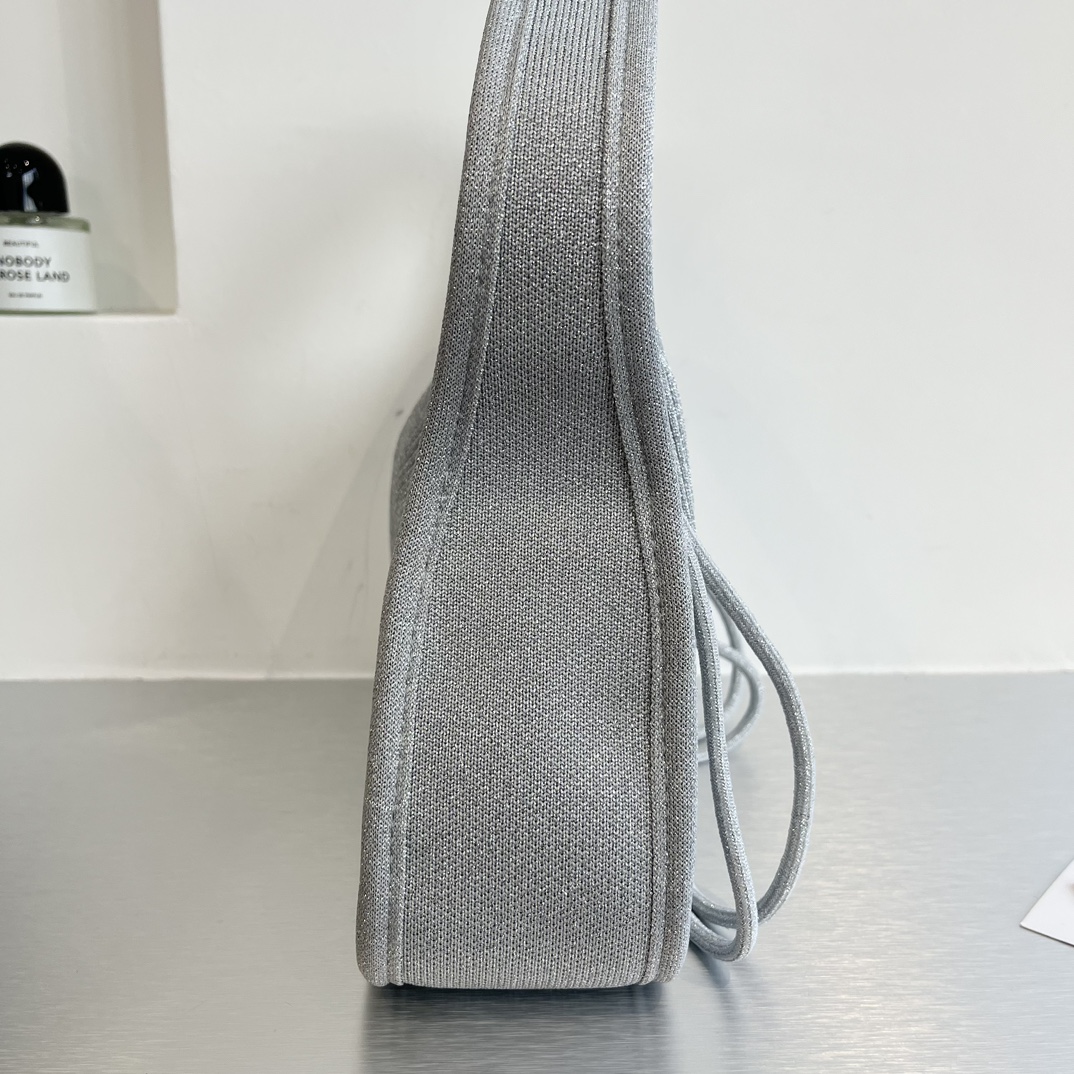 “Alexander Wang Ryan Handbag: Metal-Sinting Silver Beauty with Custom Knitting Design” - 图片 3