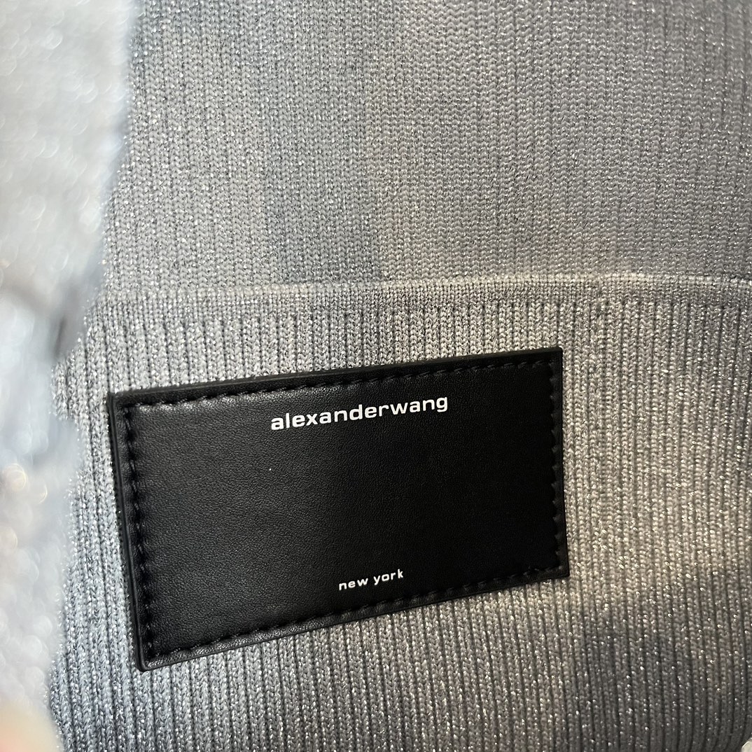 “Alexander Wang Ryan Handbag: Metal-Sinting Silver Beauty with Custom Knitting Design” - 图片 9
