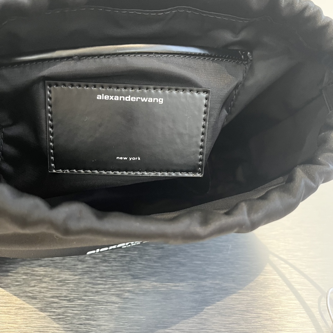 Alexander Wang: Cool and Simple Style with Luxurious Details for Everyday Wear - 图片 9