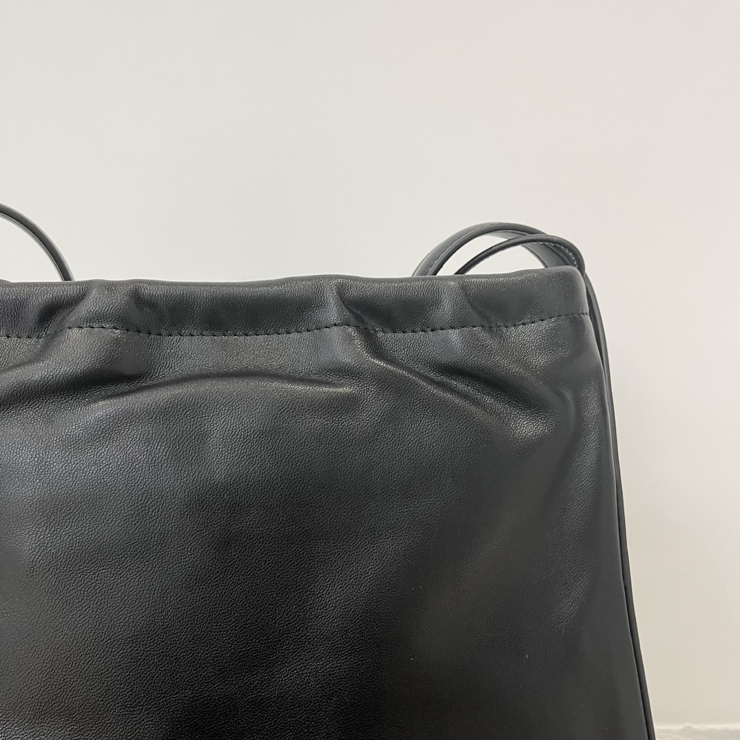 Alexander Wang’s High-Quality Customized Sheepskin King Pump Bucket Bag in Black, Size 27. - 图片 7