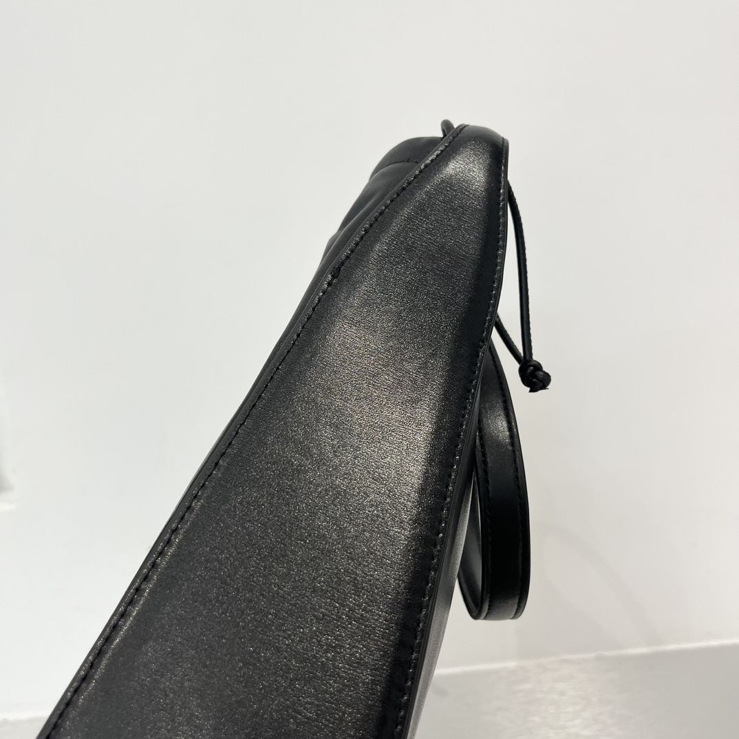Alexander Wang’s High-Quality Customized Sheepskin King Pump Bucket Bag in Black, Size 27. - 图片 5