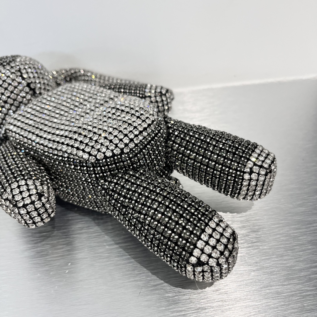 Alexander Wang Launches Limited Rabbit Year Capsule Collection with Crystal Wrist Bag. - 图片 3