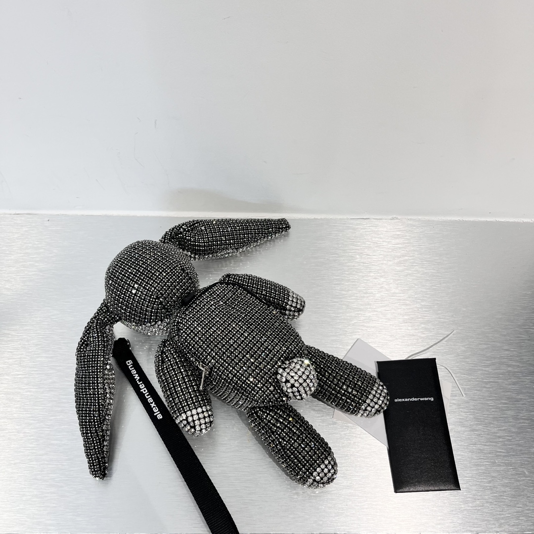 Alexander Wang Launches Limited Rabbit Year Capsule Collection with Crystal Wrist Bag. - 图片 2
