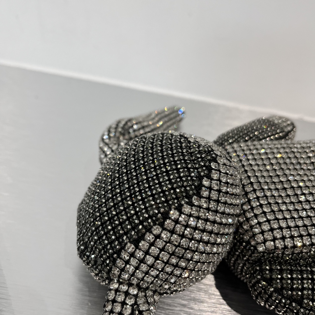 Alexander Wang Launches Limited Rabbit Year Capsule Collection with Crystal Wrist Bag. - 图片 6