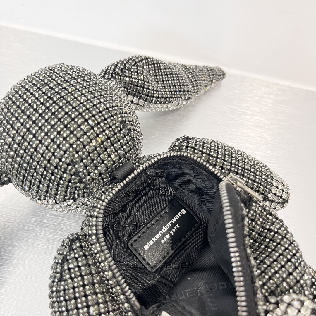 Alexander Wang Launches Limited Rabbit Year Capsule Collection with Crystal Wrist Bag. - 图片 9