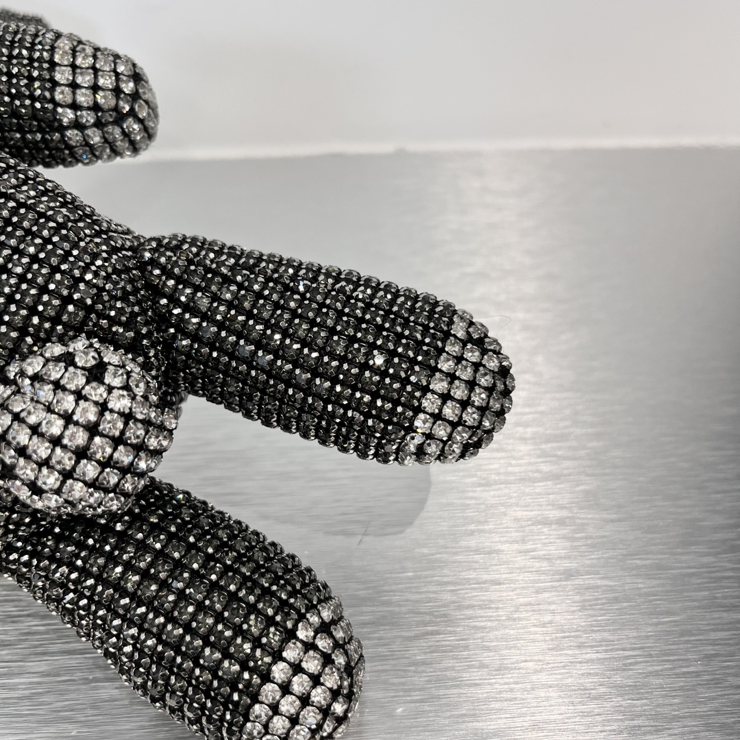Alexander Wang Launches Limited Rabbit Year Capsule Collection with Crystal Wrist Bag. - 图片 7