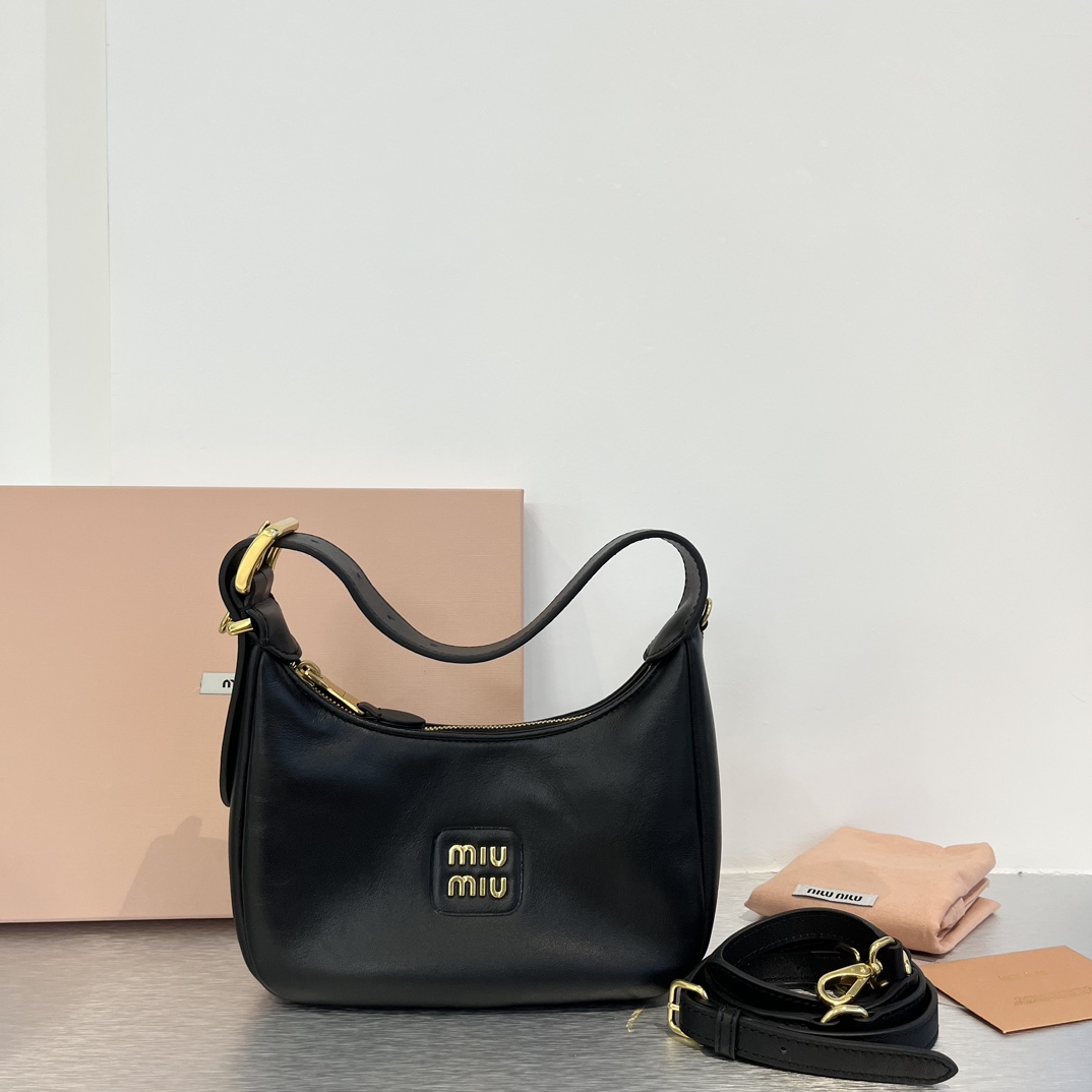 P640 620 MiuMiu 2023 nuevo hobo/bolso de axila, este año los diseños de MiuMiu son tan acertados, me encantan, definiti…