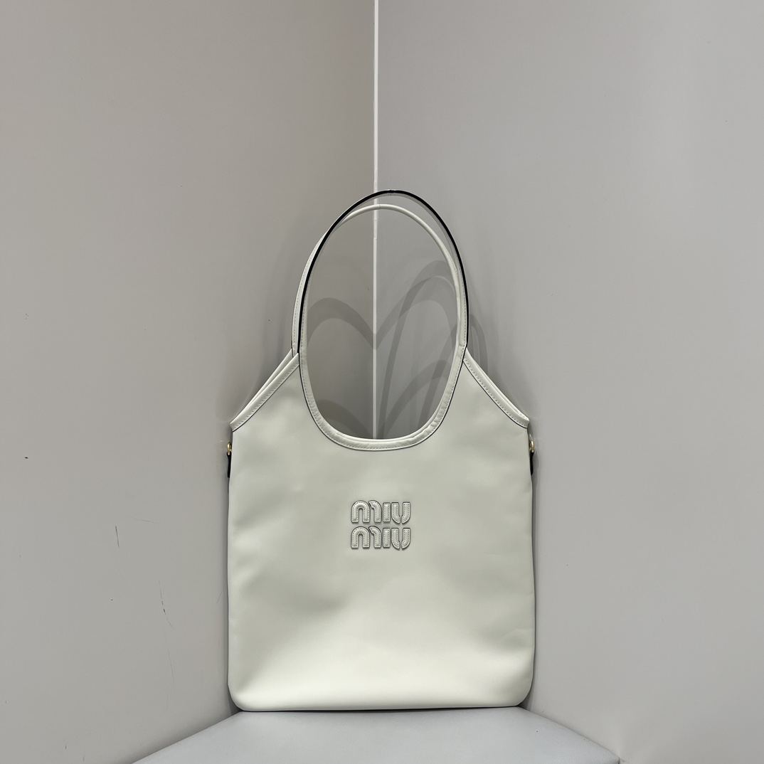 P670 MiuMiu edición limitada de Isetan, bolso tote, serie 'ivy miu' vertical, el diseño del bolso es adorable, perezoso…
