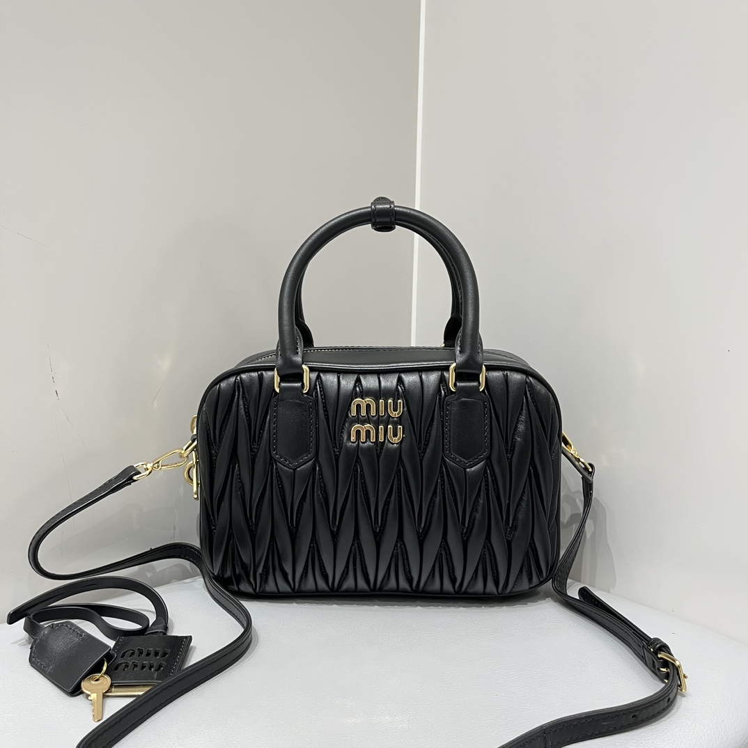 Miu Miu MiuMiu too pretty bowling ball. The classic brand's iconic Matelasse texture embroidery. The sheepskin quality is first-class and not che