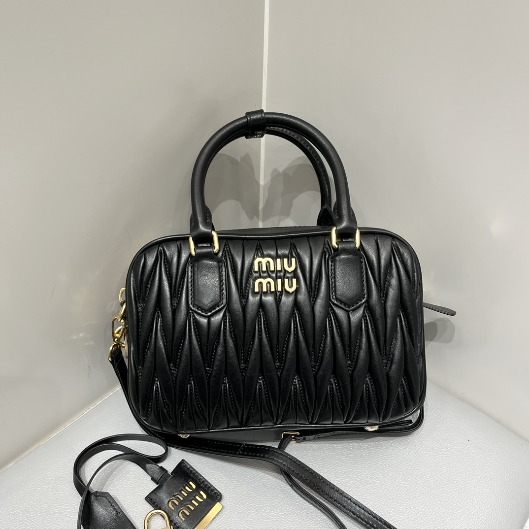 Miu Miu MiuMiu too pretty bowling ball. The classic brand's iconic Matelasse texture embroidery. The sheepskin quality is first-class and not che