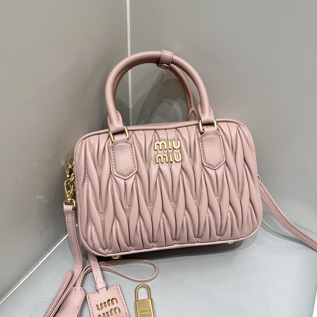 Miu Miu MiuMiu too pretty bowling ball. The classic brand's iconic Matelasse texture embroidery. The sheepskin quality is first-class and not che