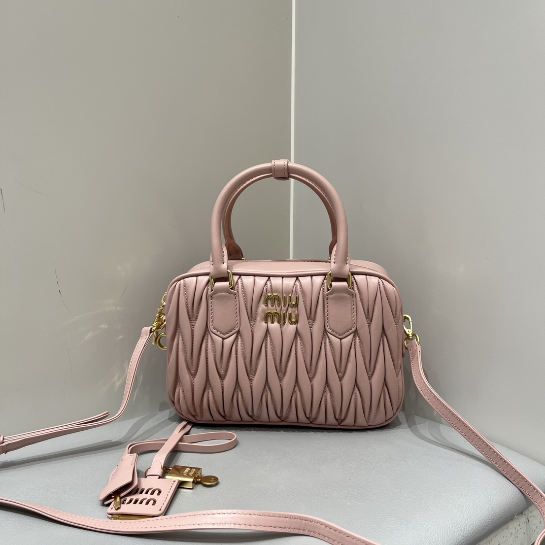 Miu Miu MiuMiu too pretty bowling ball. The classic brand's iconic Matelasse texture embroidery. The sheepskin quality is first-class and not che