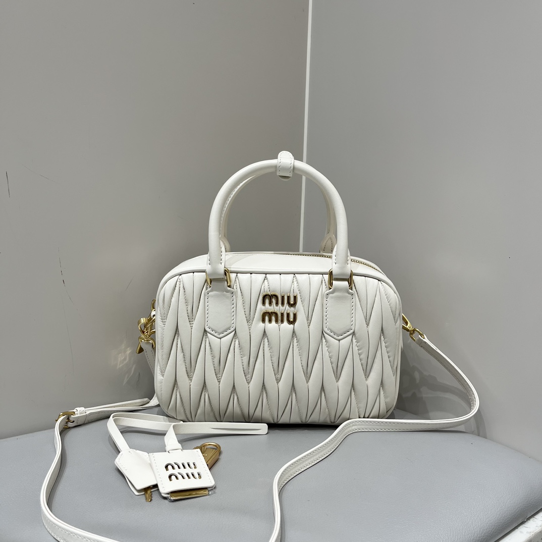 Miu Miu MiuMiu too pretty bowling ball. The classic brand's iconic Matelasse texture embroidery. The sheepskin quality is first-class and not che